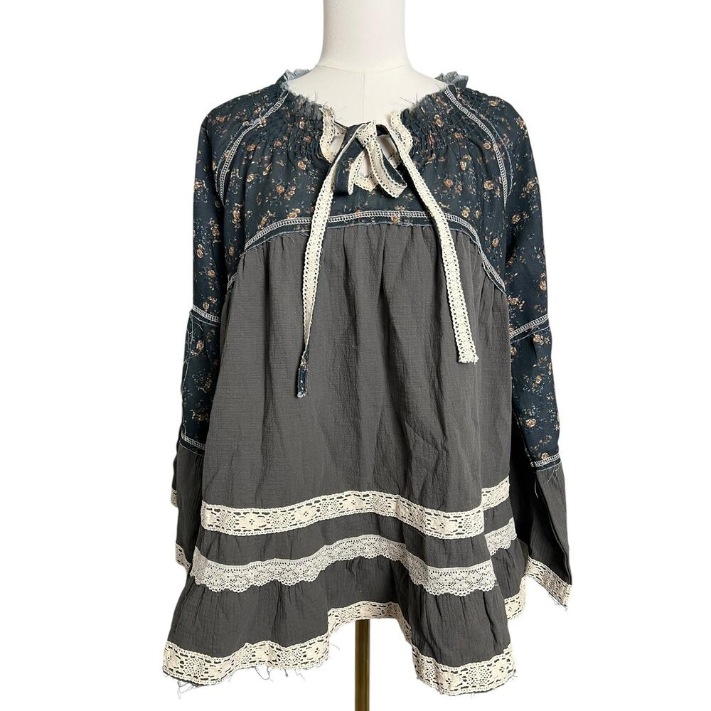 POL Tunic Blouse Womens Small Gray Floral Crochet Lace Bell Sleeve Boho Peasant